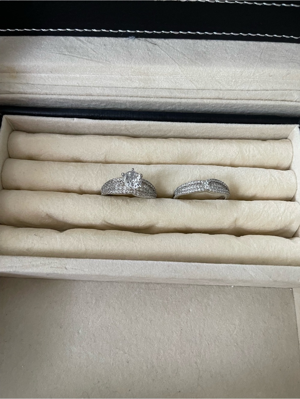 Luxurious Round-Cut Engagement Ring and Matching Band - Silver